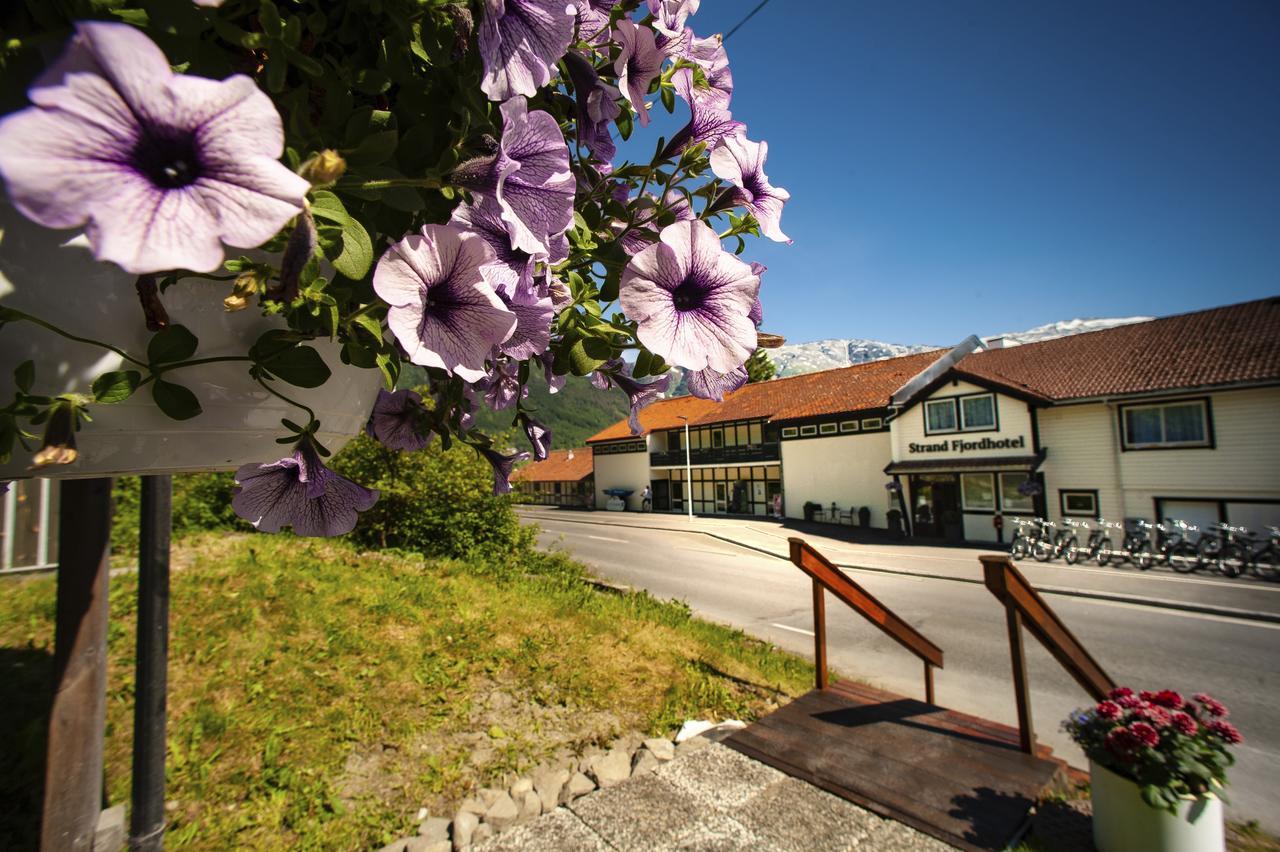 Strand Fjordmotel Ulvik Exterior photo